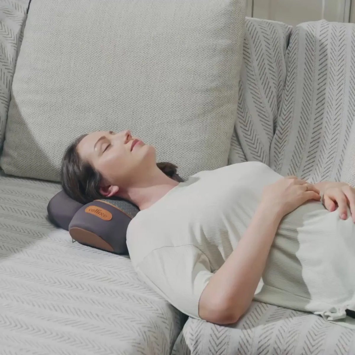 Masajeador cervical Calmia en uso sobre el sillón
